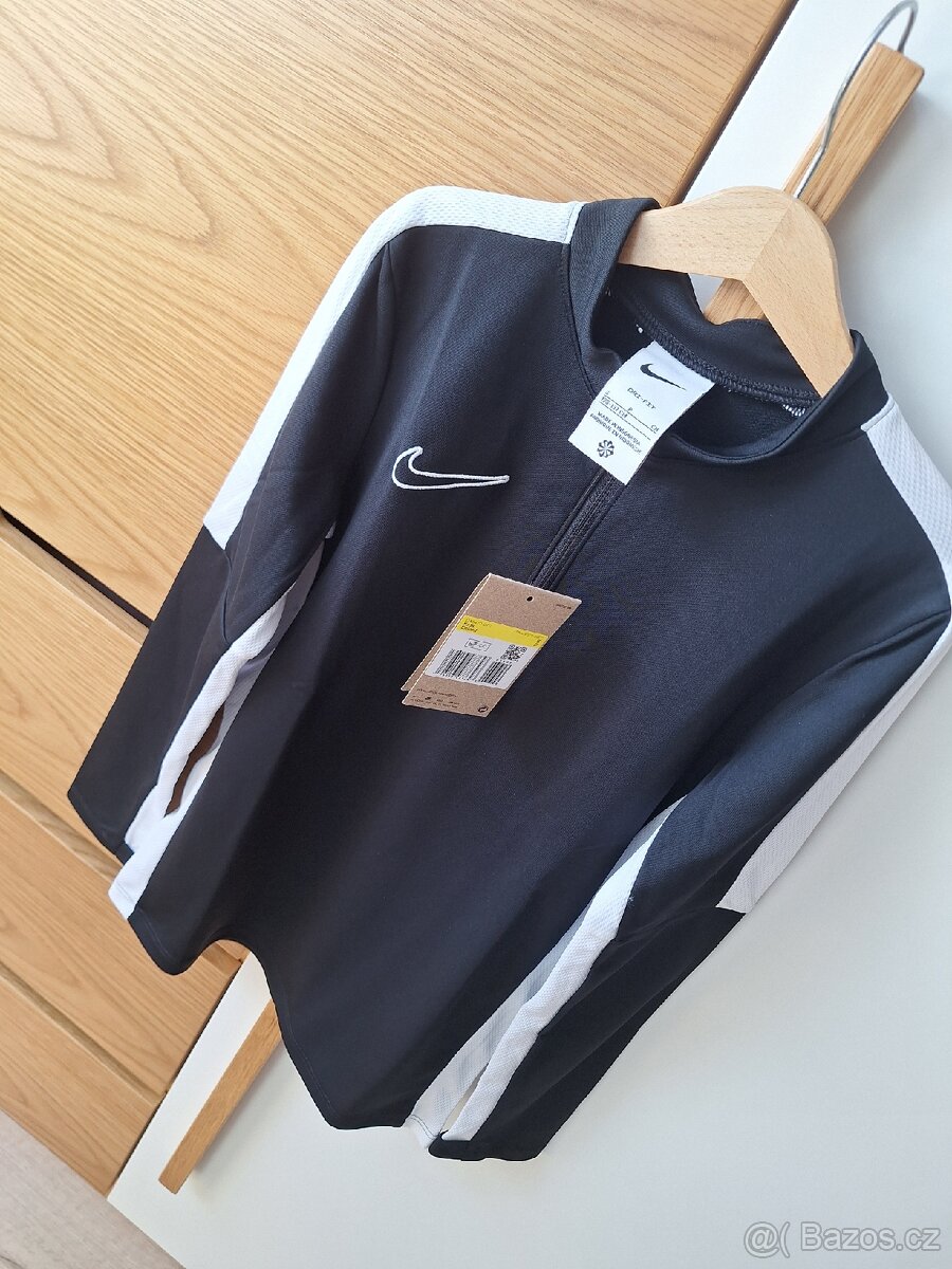 Nike tenčí mikina vel. 128 nova