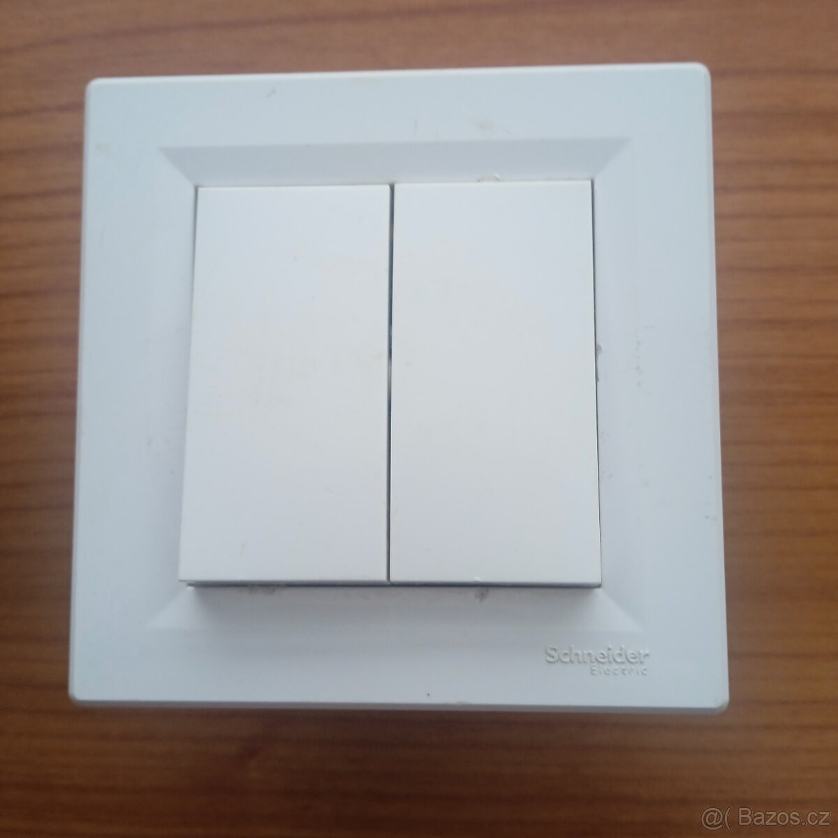 Prodám zásuvku a vypínač na 230V
