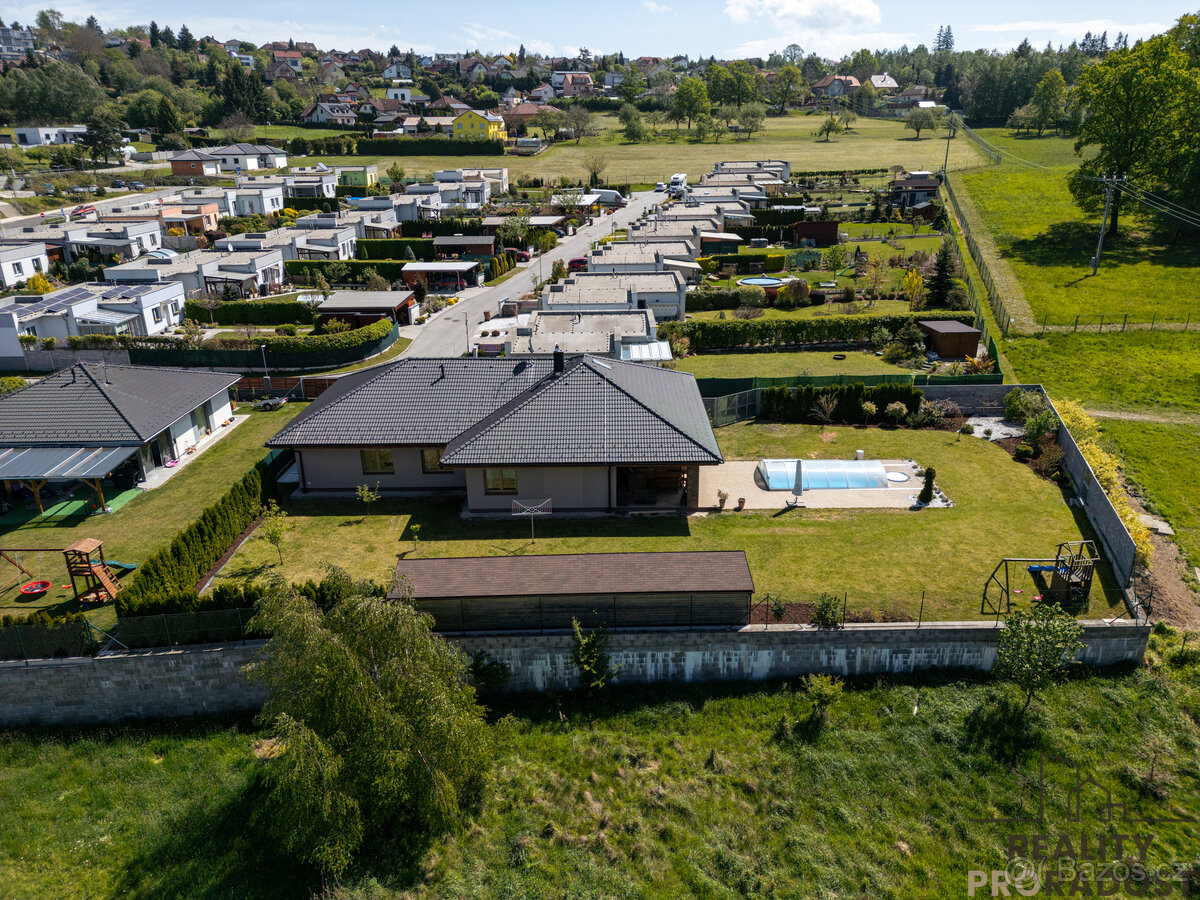 Prostorný rodinný dům 5+kk s velkou zahradou a bazénem na kr