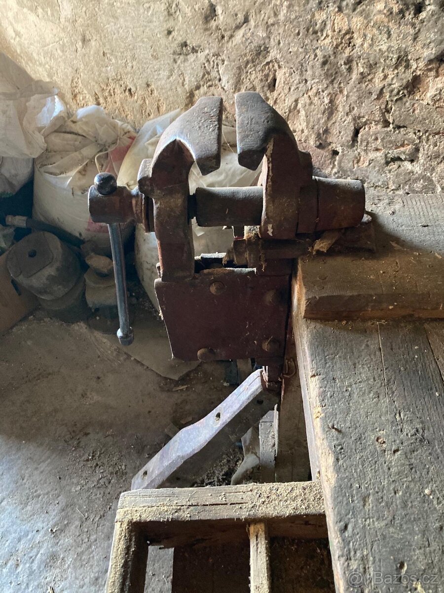 Kovářský svěrák se stolem