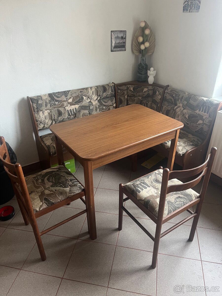 Prodám kuchyňský stůl s rohovou lavicí a dvěma židlemi