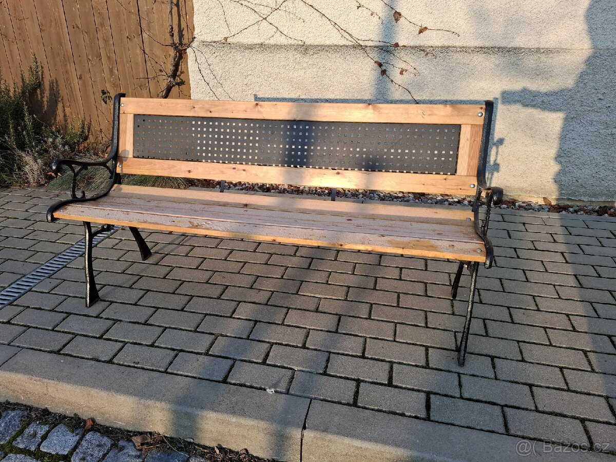 Zahradní lavička