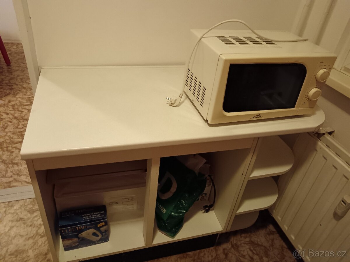 Stůl s políčkami a úložným prostorem