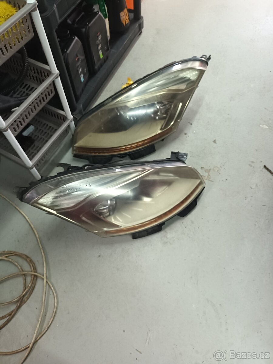 Predni svetla c4 grand picaso 2008