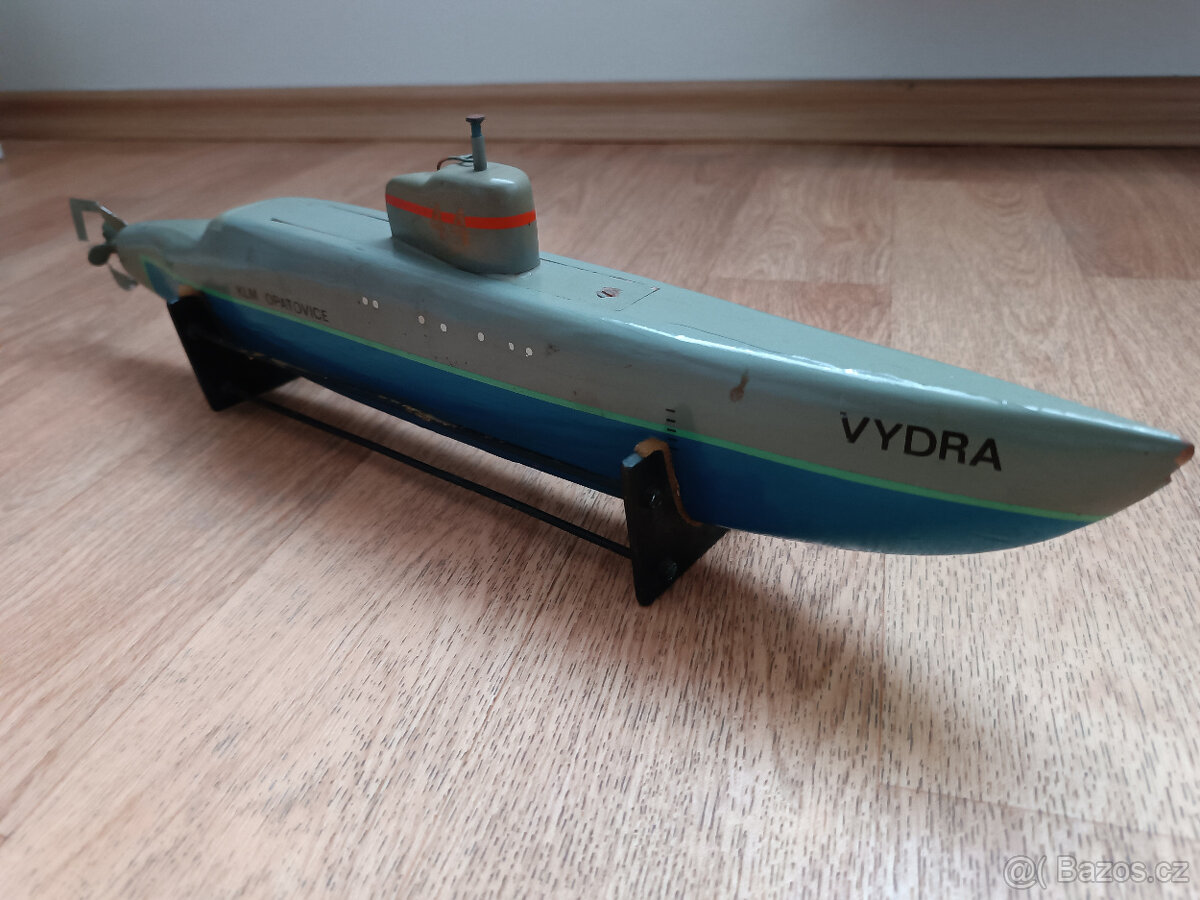 stará dřevěná ponorka včetně stojanu