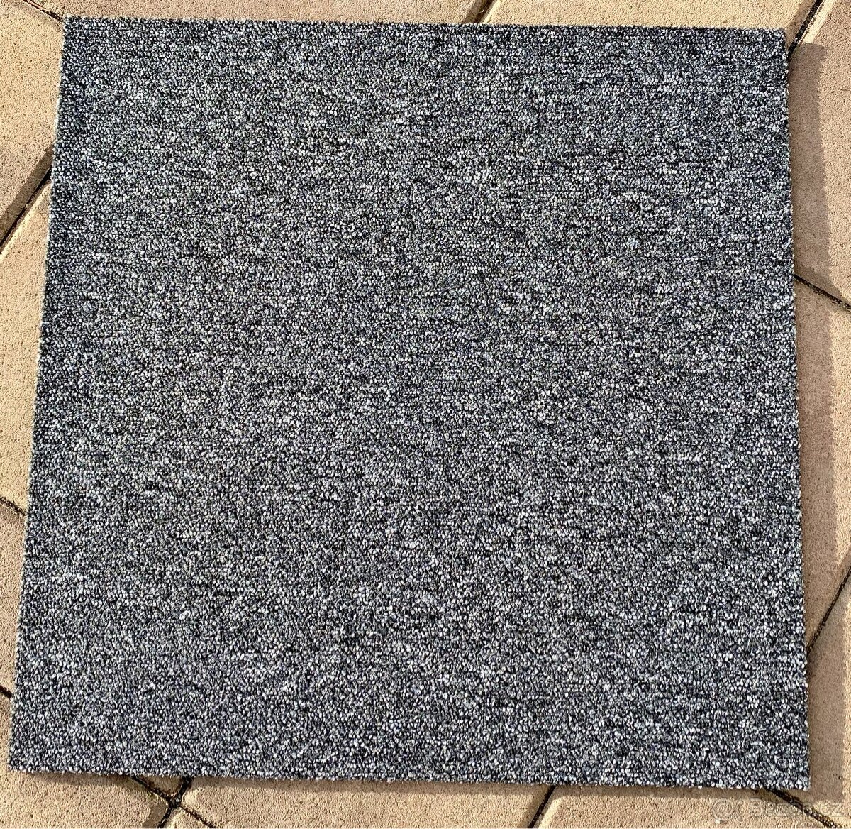 Kobercové čtverce - tmavě šedá barva - 5 m2