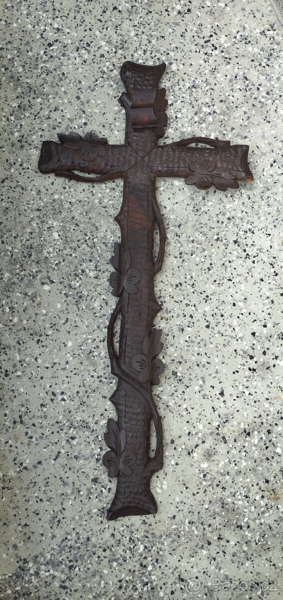 Starý dřevěný kříž 90x43 cm.