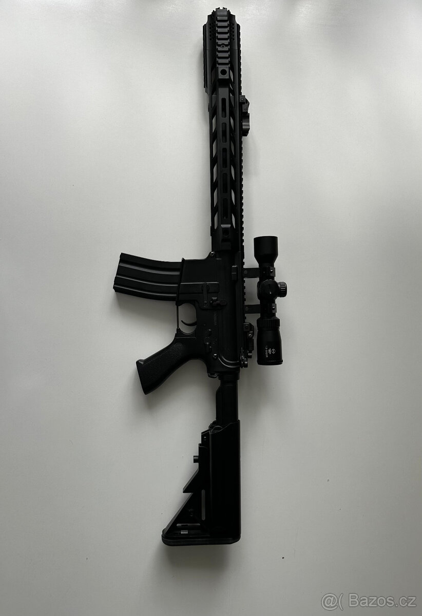 Airsoftová zbraň M4 SALIENT ARMS - ABS se zaměřovačem