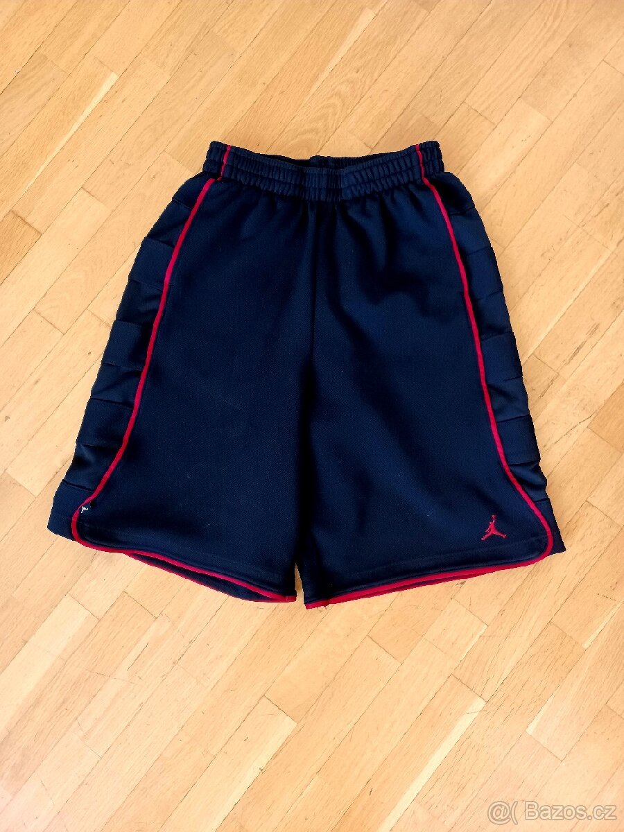 Kraťasy, basketbal.