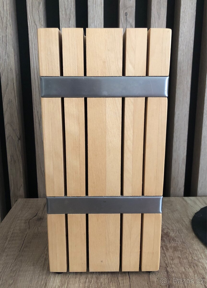Dřevěný stojan na nože Ikea