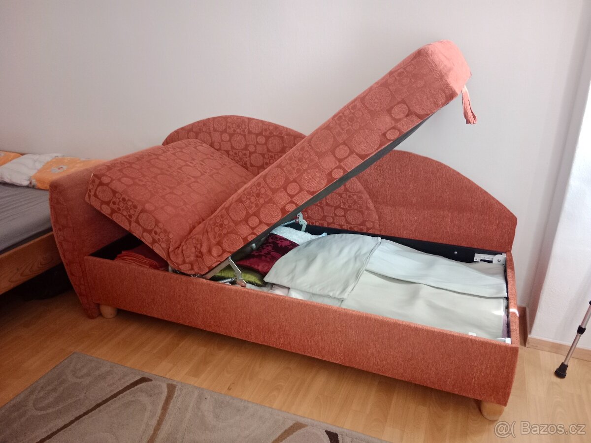 Čalouněná postel