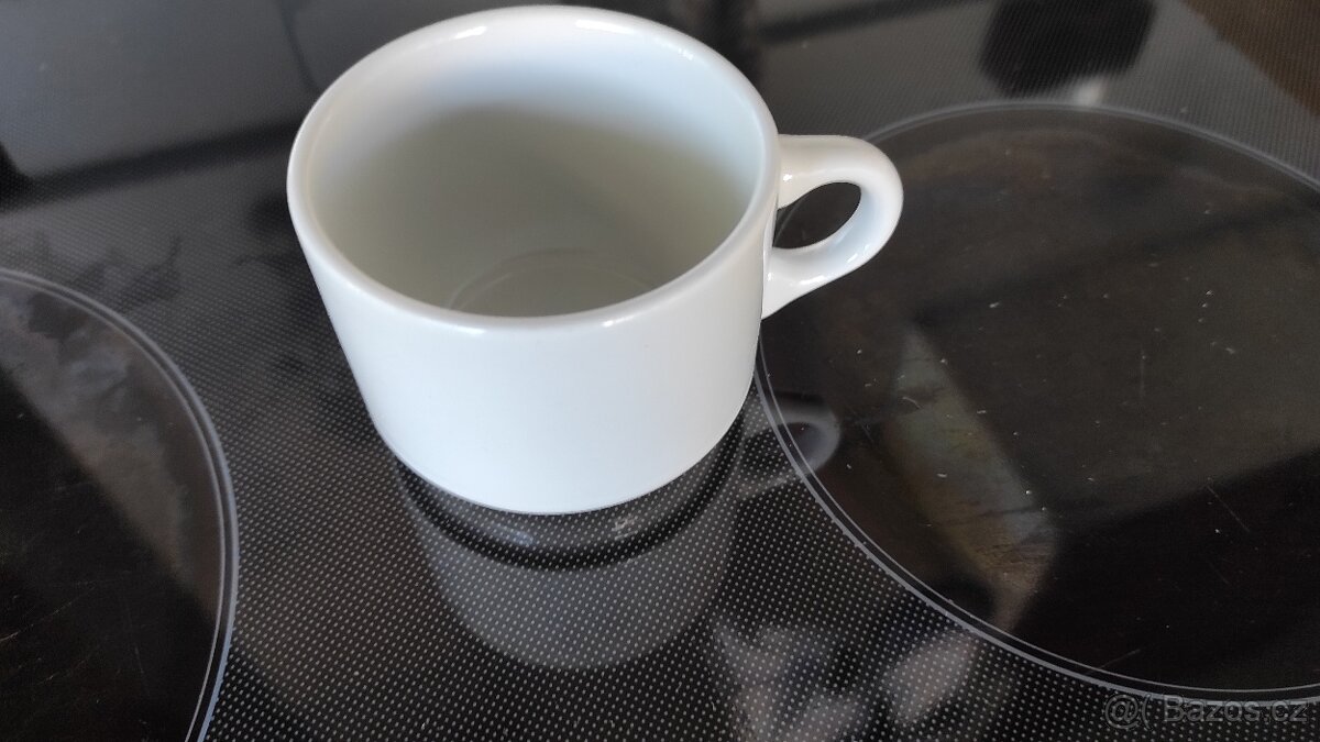 Bílý šálek porcelán