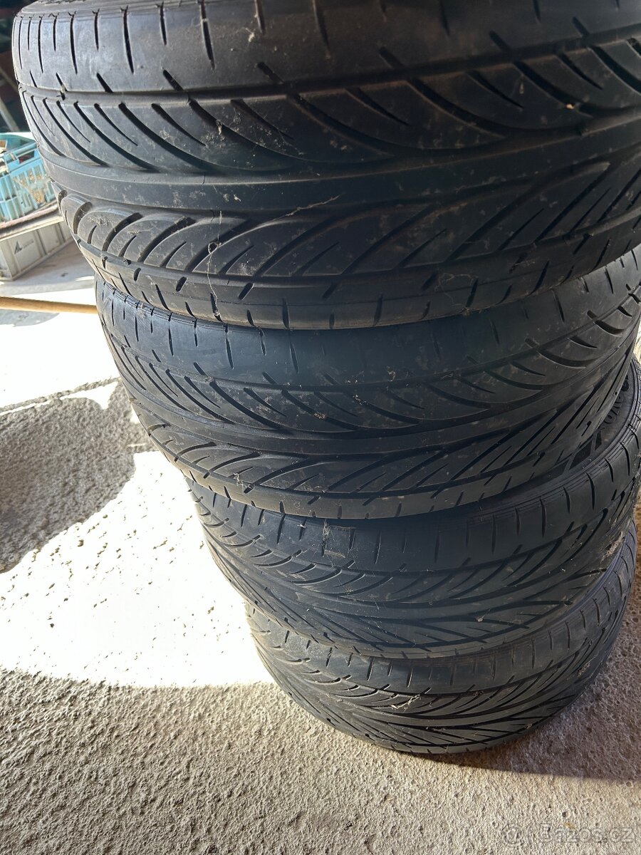 Letni pneu 245/45/18