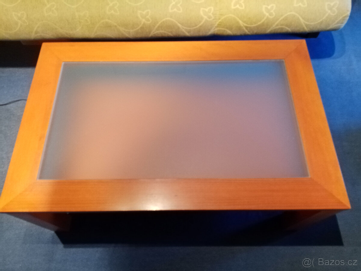 Konferenční stolek kvalitní se spodní deskou