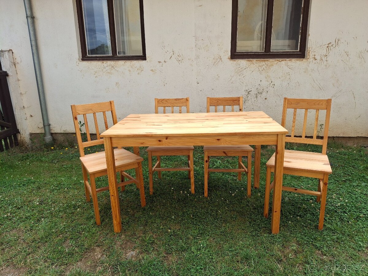 Dřevěný stůl a 4 židle