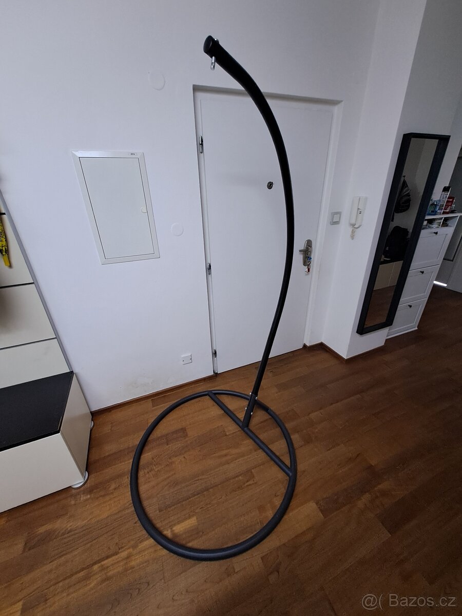 Stojan na zavesne kreslo