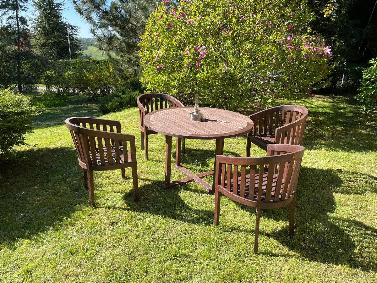 Zahradní stůl s křesílky – materiál teak