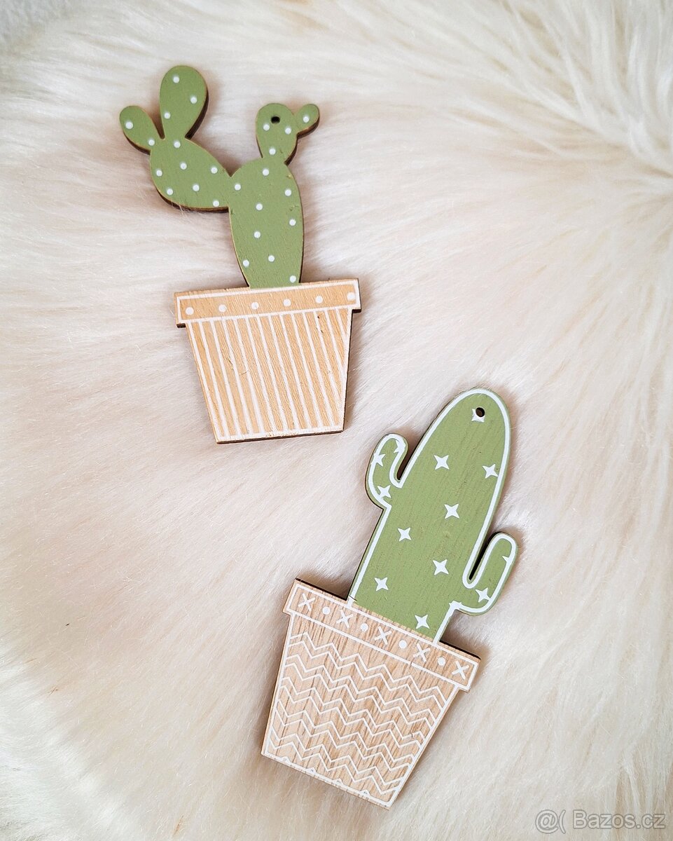 Dřevěné dekorace s kaktusy (2 ks)