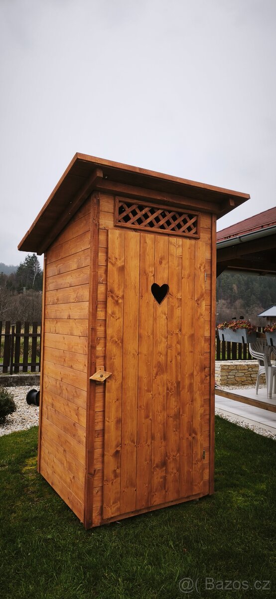 Dřevěný záchod