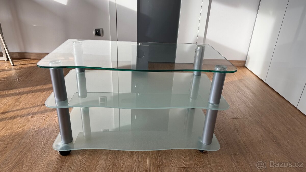 Prodám TV stolek z tvrzeného skla a kovu na kolečkách