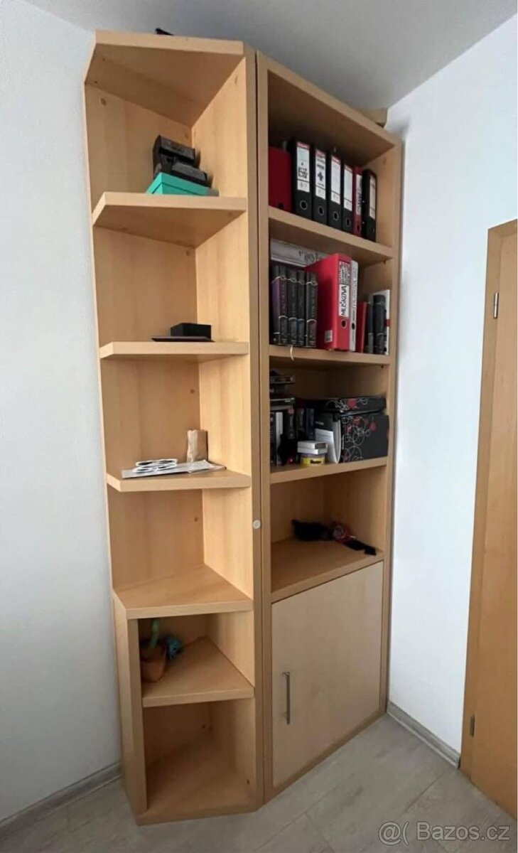 Rohová policová skříň s úložným prostorem.