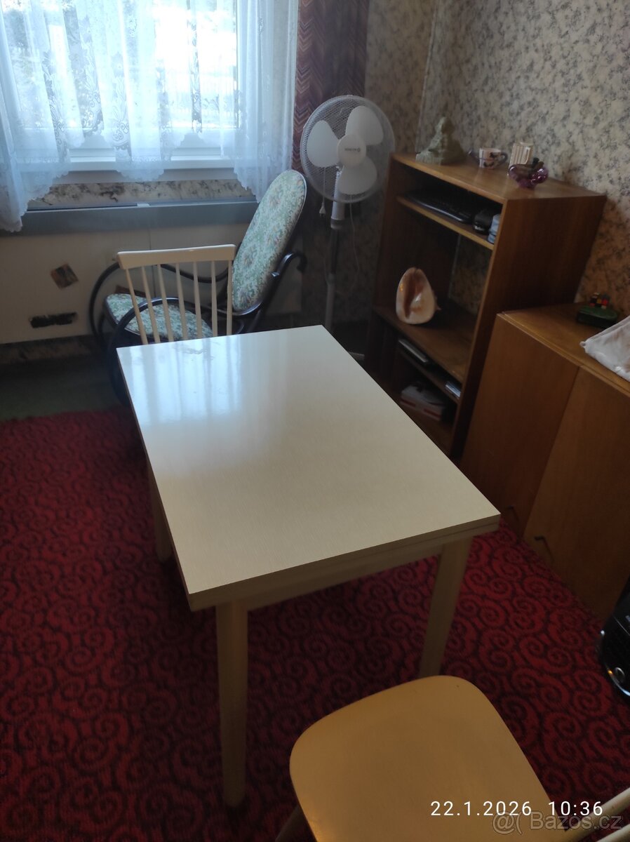 Jídelní stůl+2 dřevěné židle