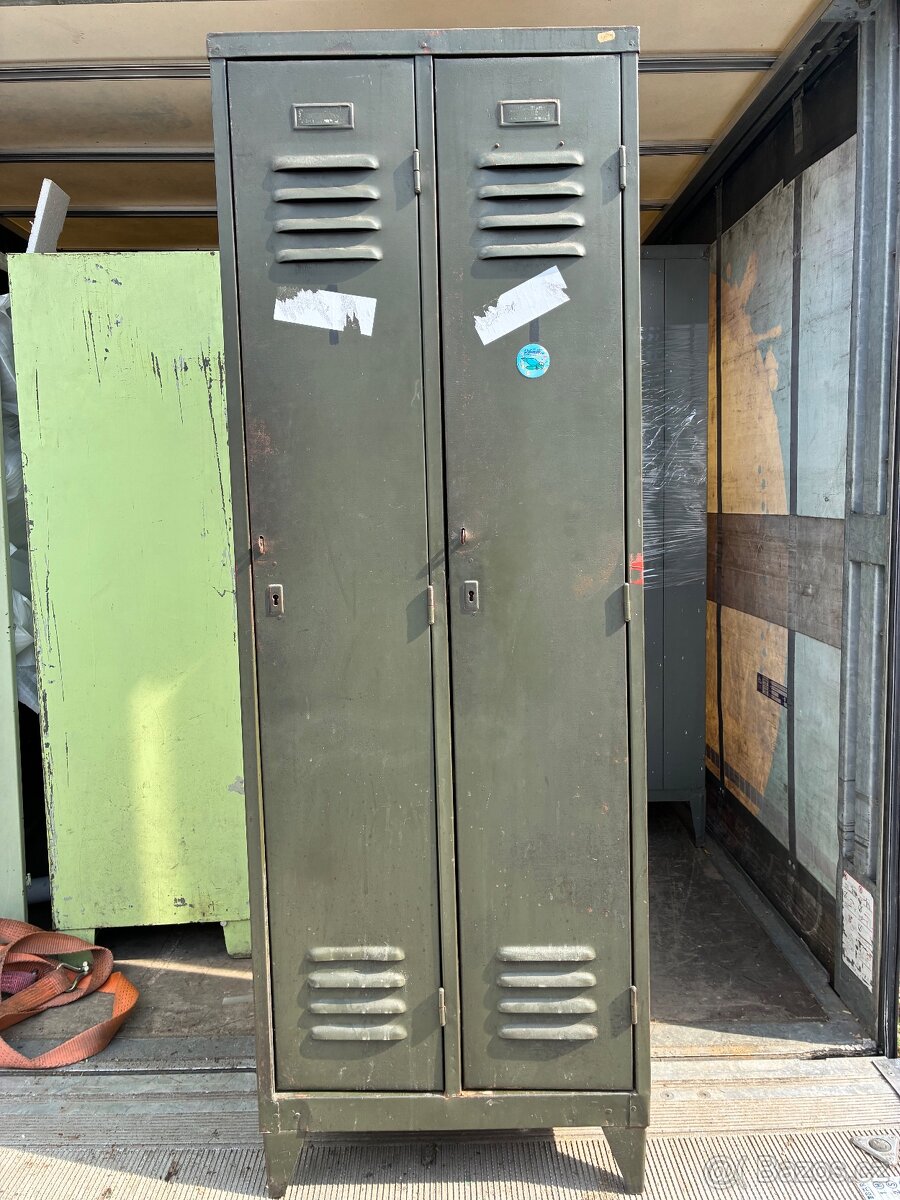 Plechové šatní skříně