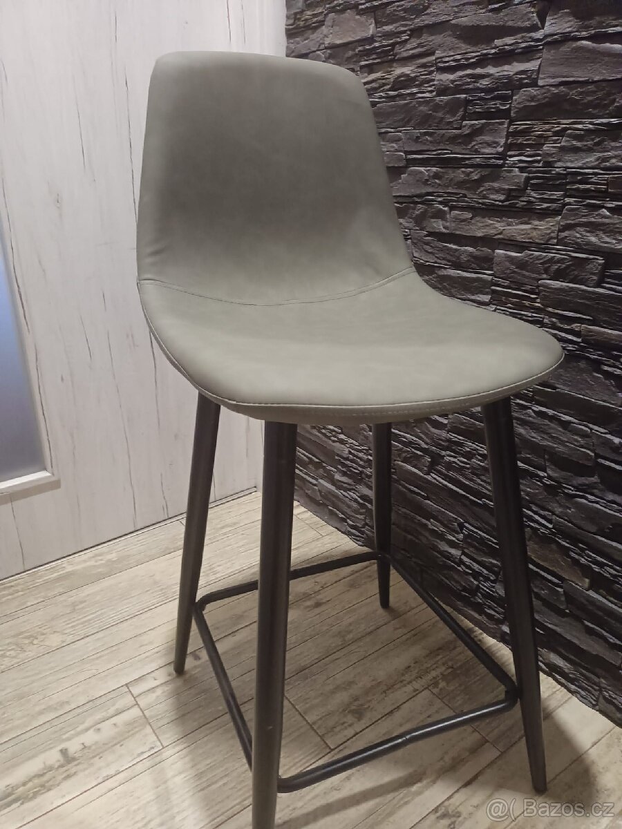 Nové barové židle s kovovou konstrukcí