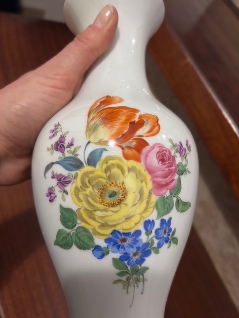 Porcelánová váza s ručně malovanými květinami