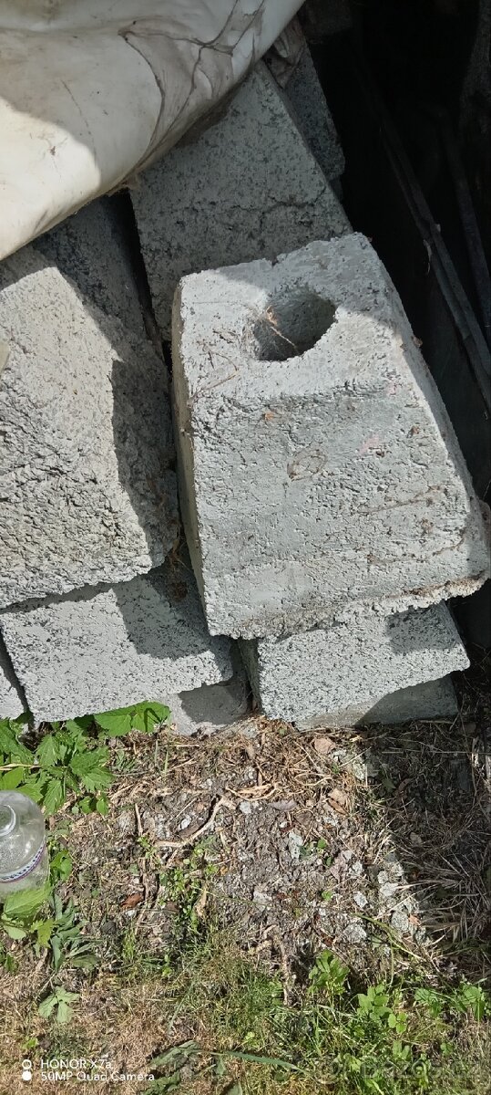 Betonové patky na plot
