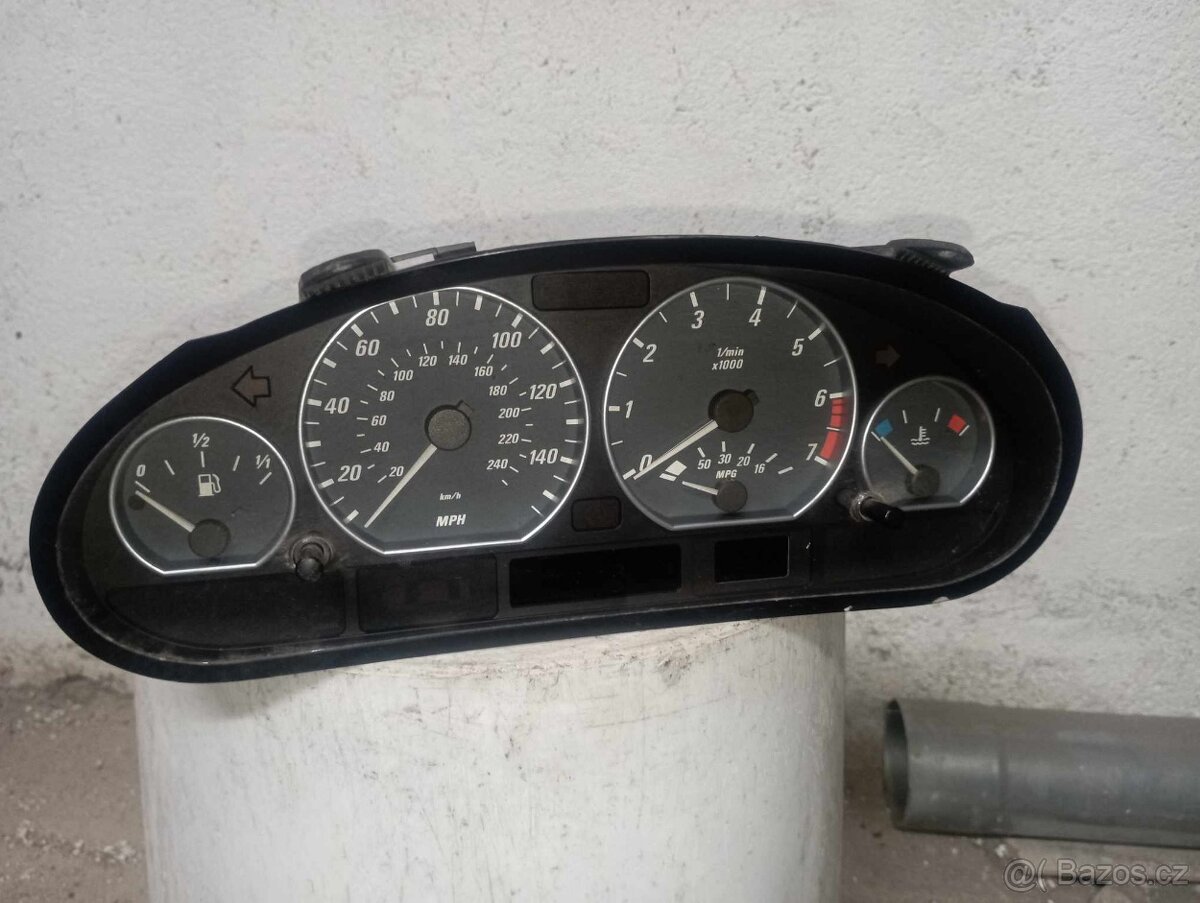 BMW E46 330 šedé budíky
