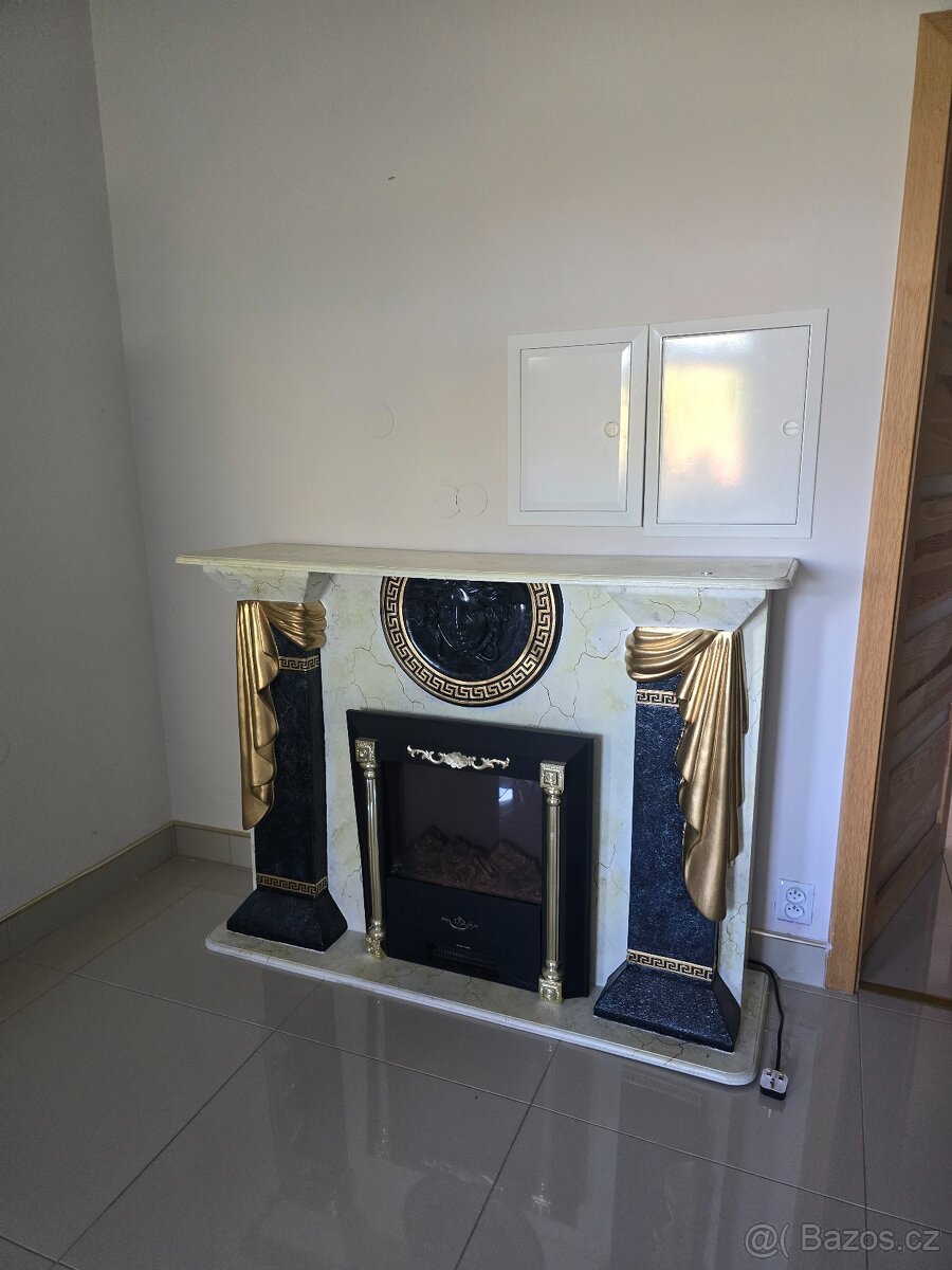 Luxusní elektrický krb s mramorovým vzhledem + zlaté detaily