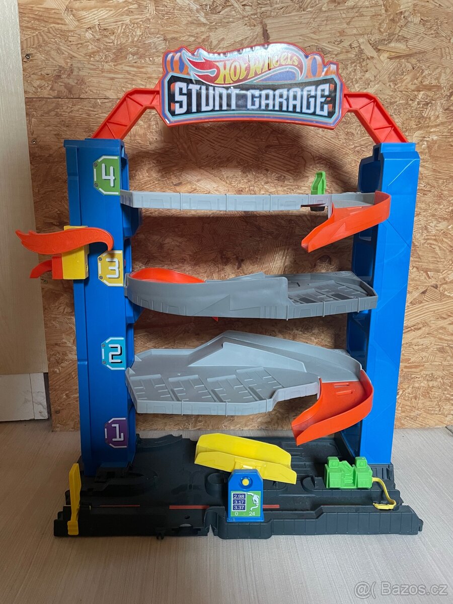 Hotwheels stunt garage