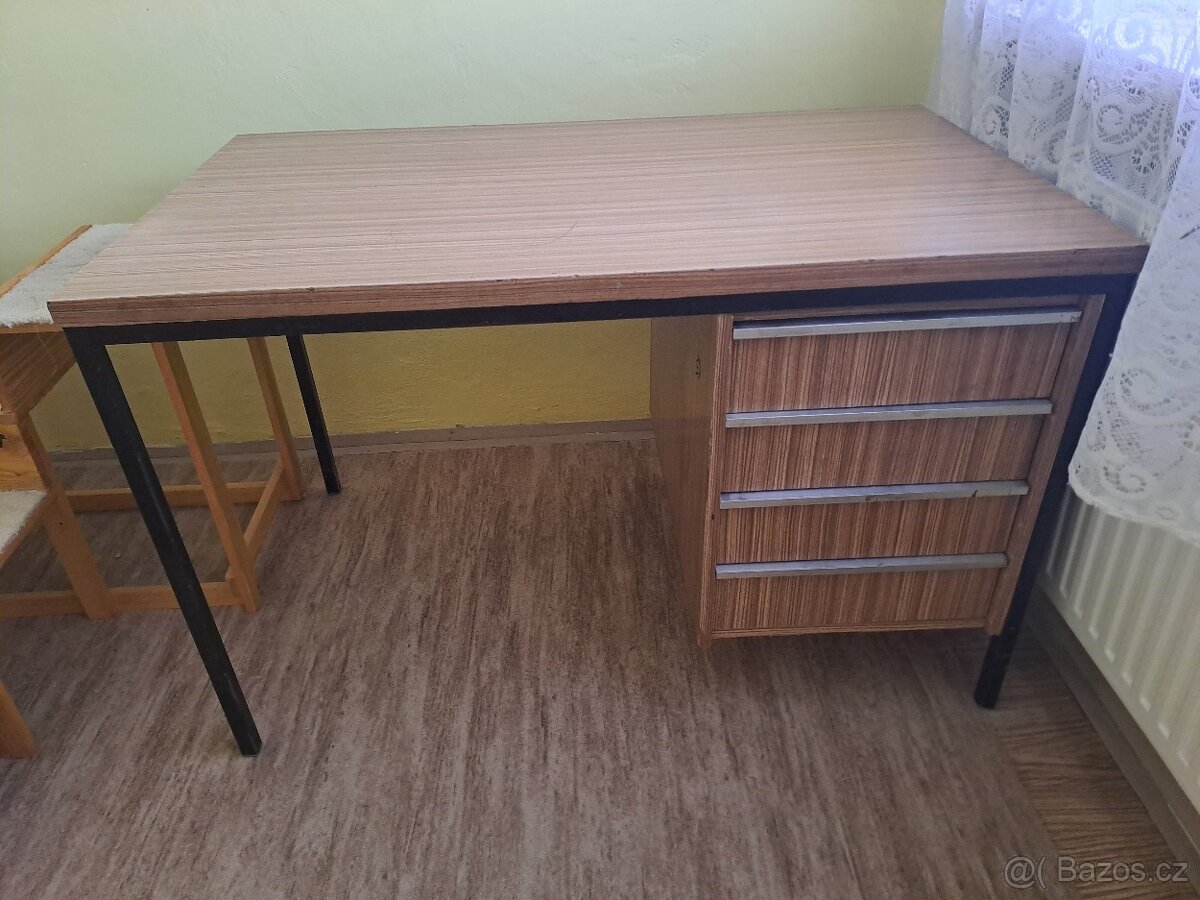 Starší psací stůl