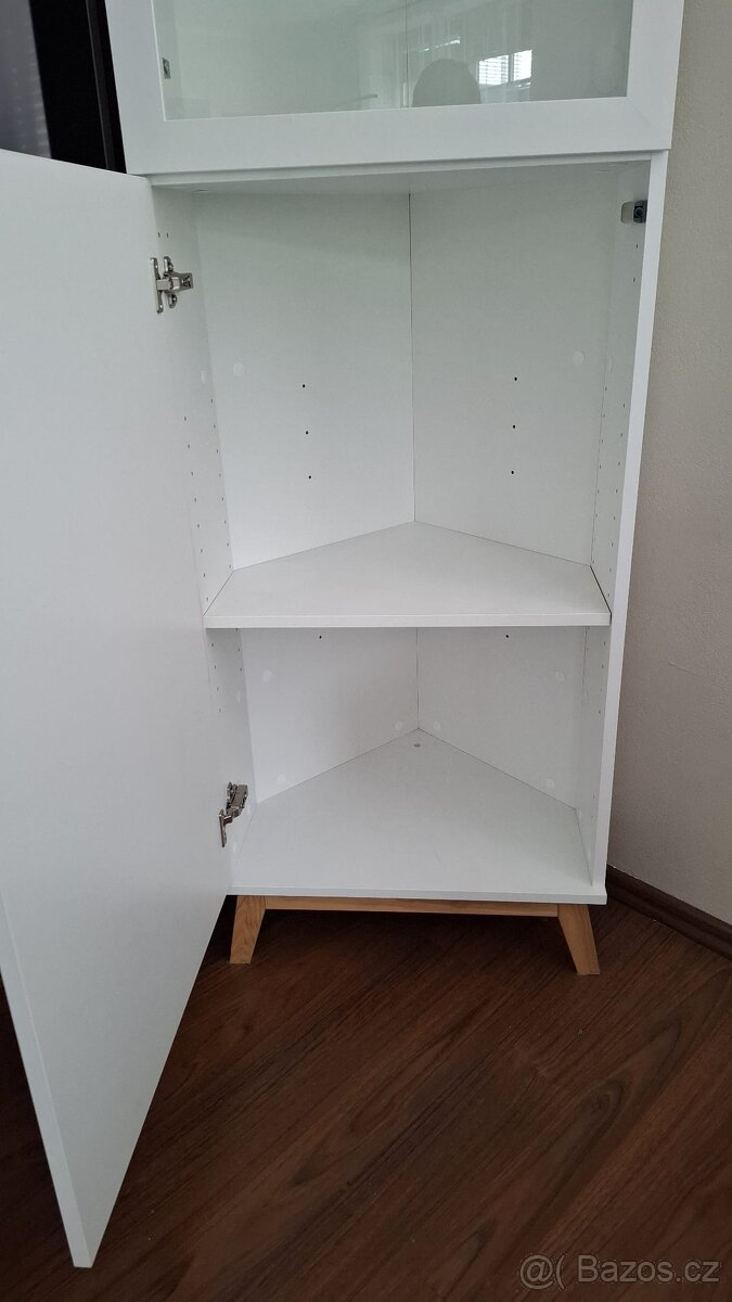 Bílá skříň