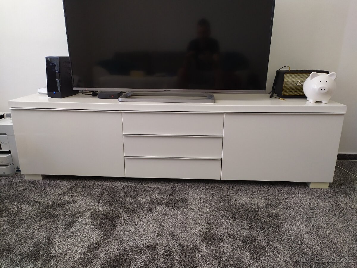 Skřínka pod televizi