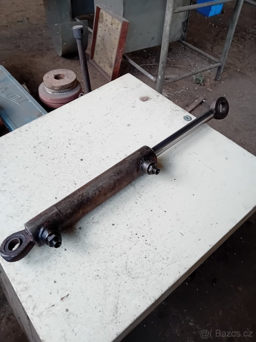 Přímočarý hydromotor