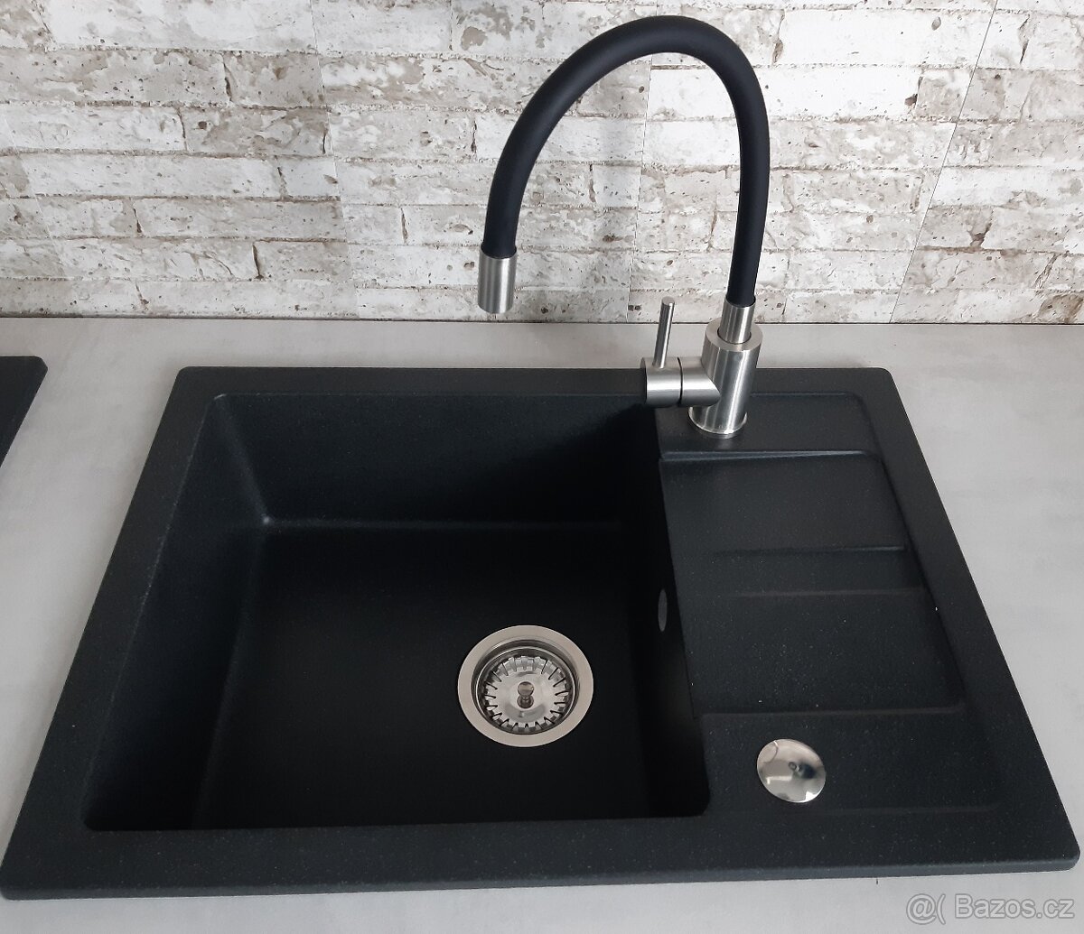 Granitový dřez 62 x 44 cm s ohebnou baterií