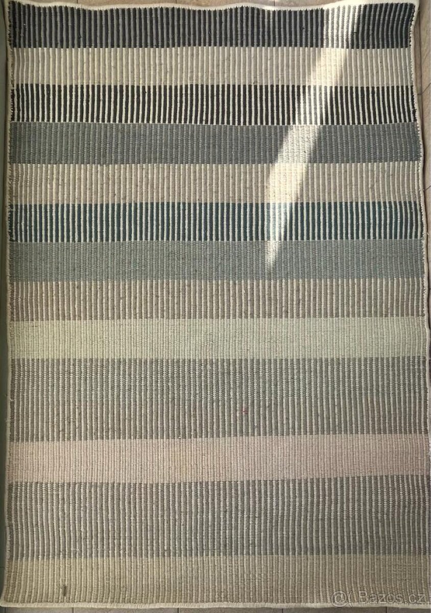 Ručně vyrobený kusový koberec 140 x 200 cm