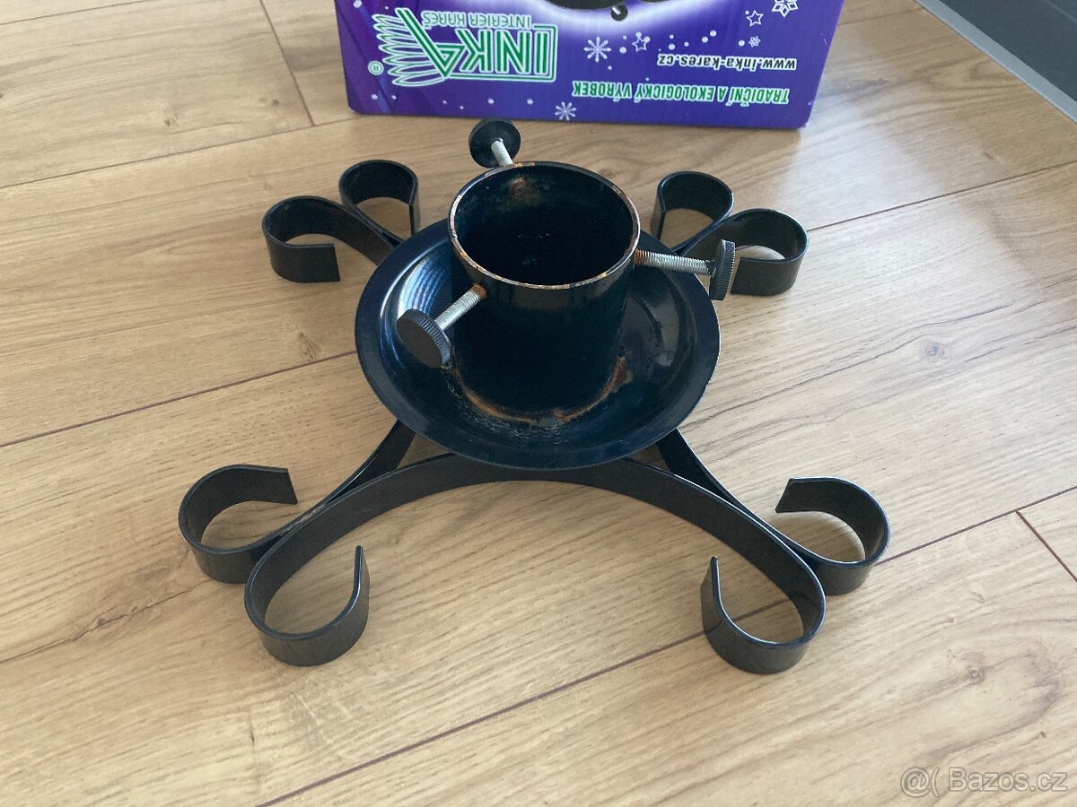 Kovový stojan na vánoční stromeček