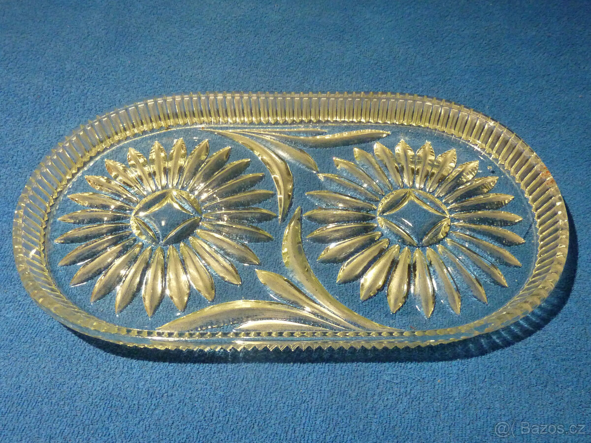 Skleněný tác , podnos , hutní sklo .