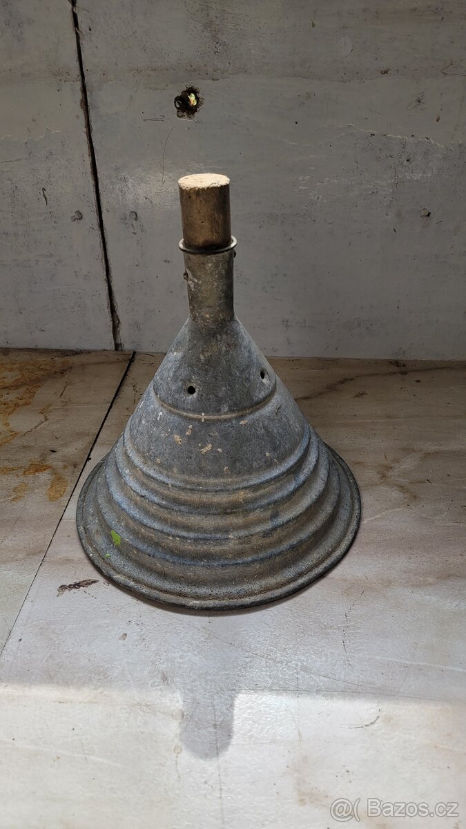 Stará plnička peří - trychtýř na polštáře a peřiny