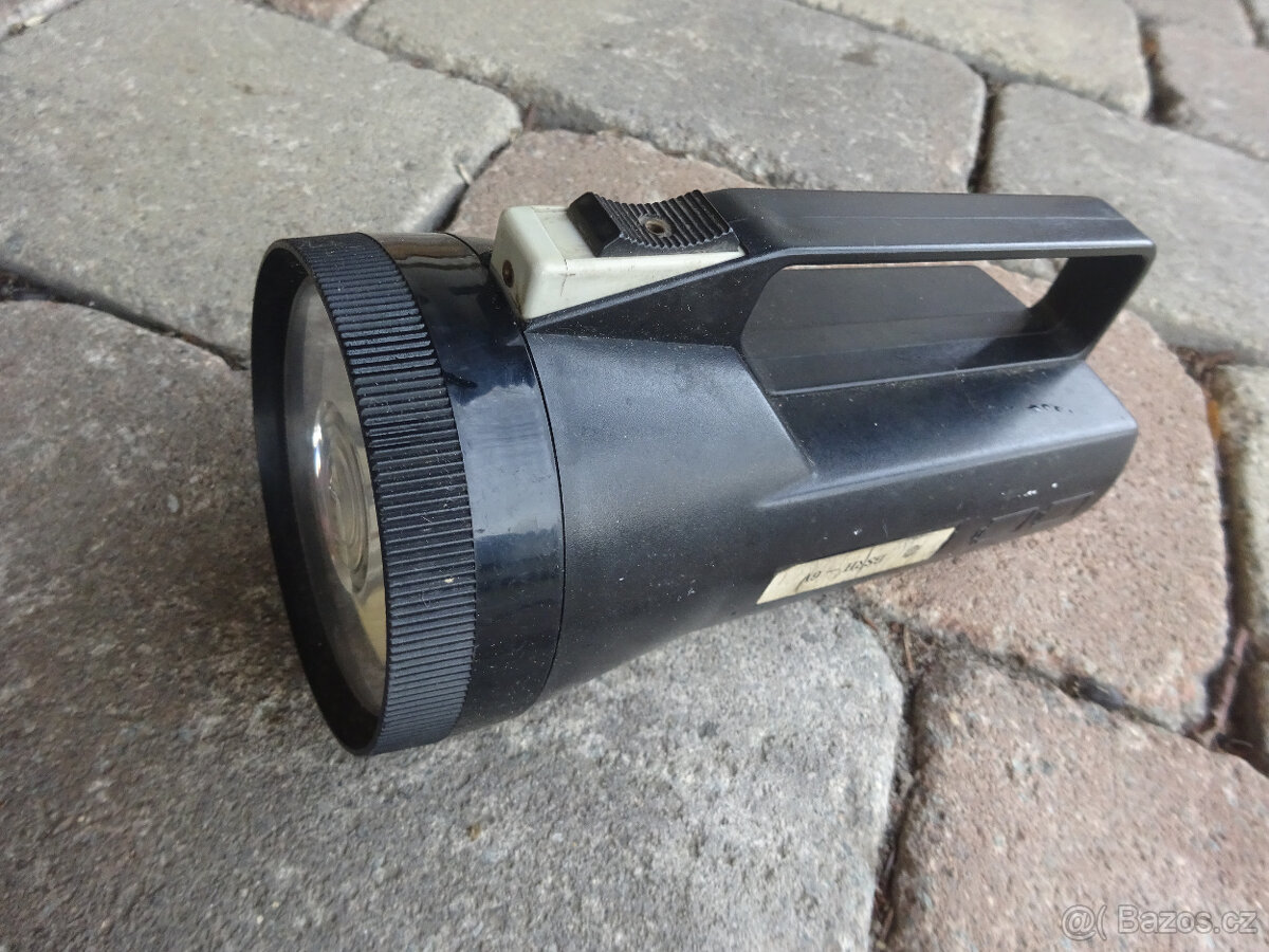 Stará ruční plastová svítilna