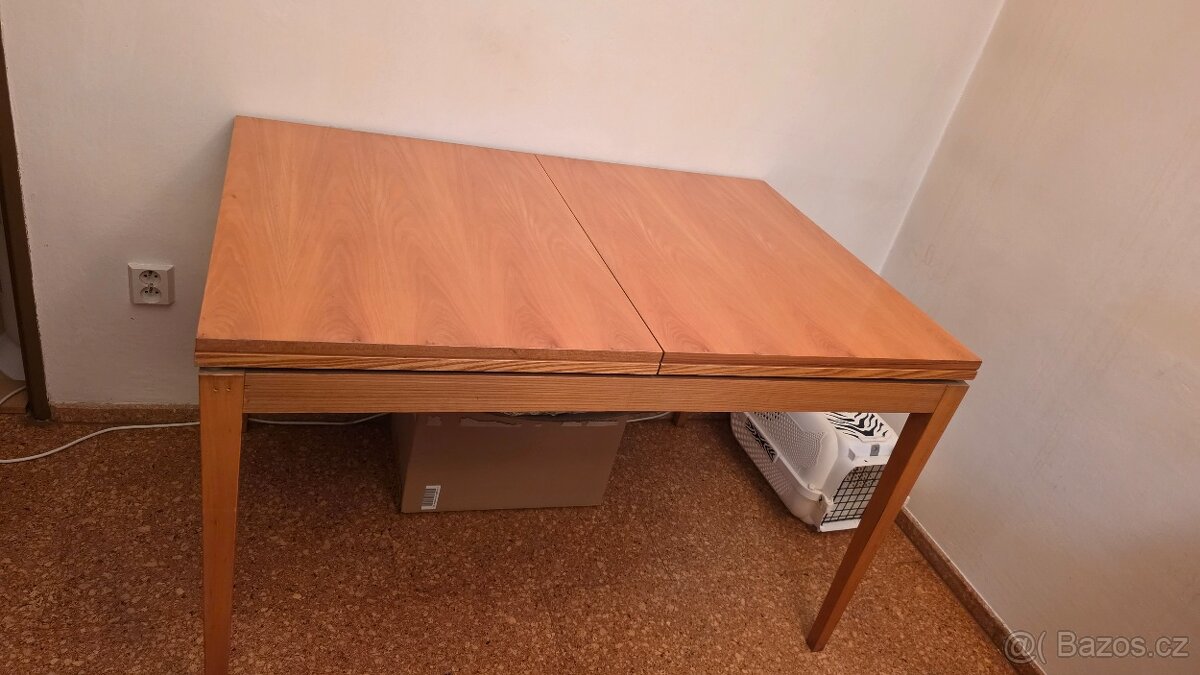 Rozkládací jídelní stůl