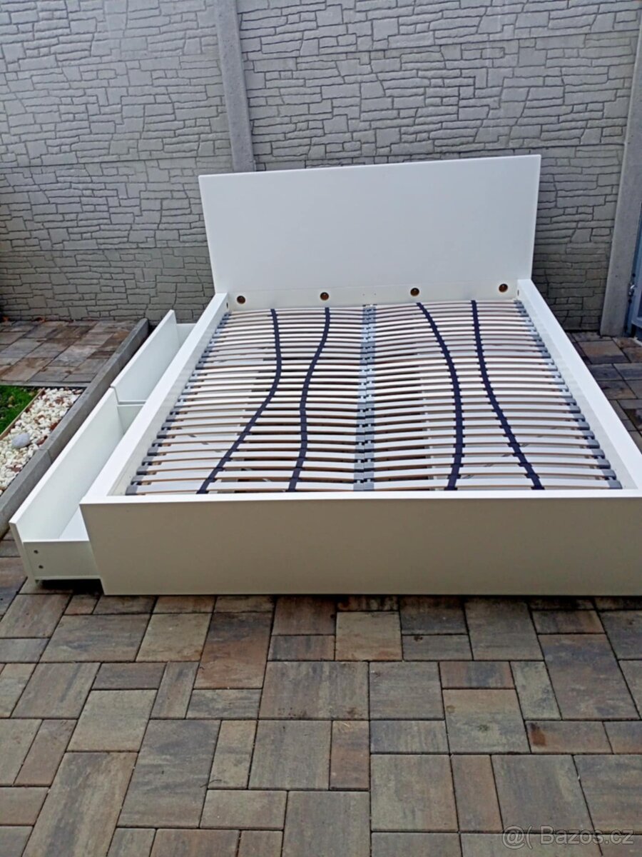 Prodám manželskou postel IKEA 180cm x 200cm