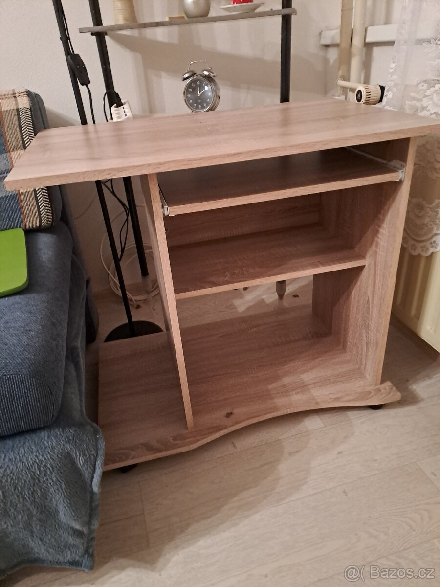 psací stůl na kolečkách