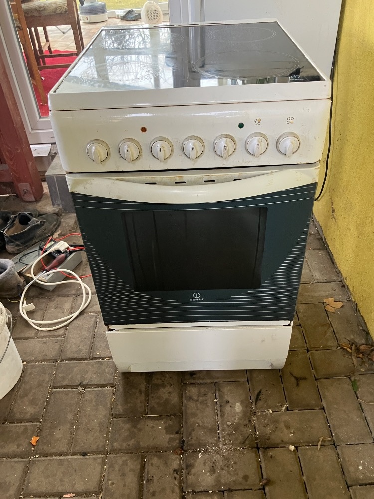 Sporák s troubou Indesit