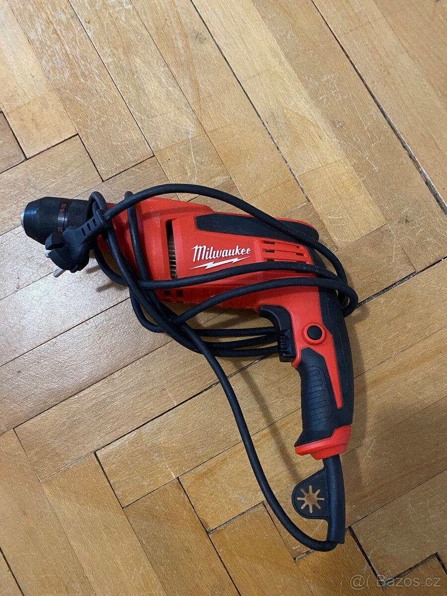 Milwaukee příklepová vrtačka 705W – téměř nová