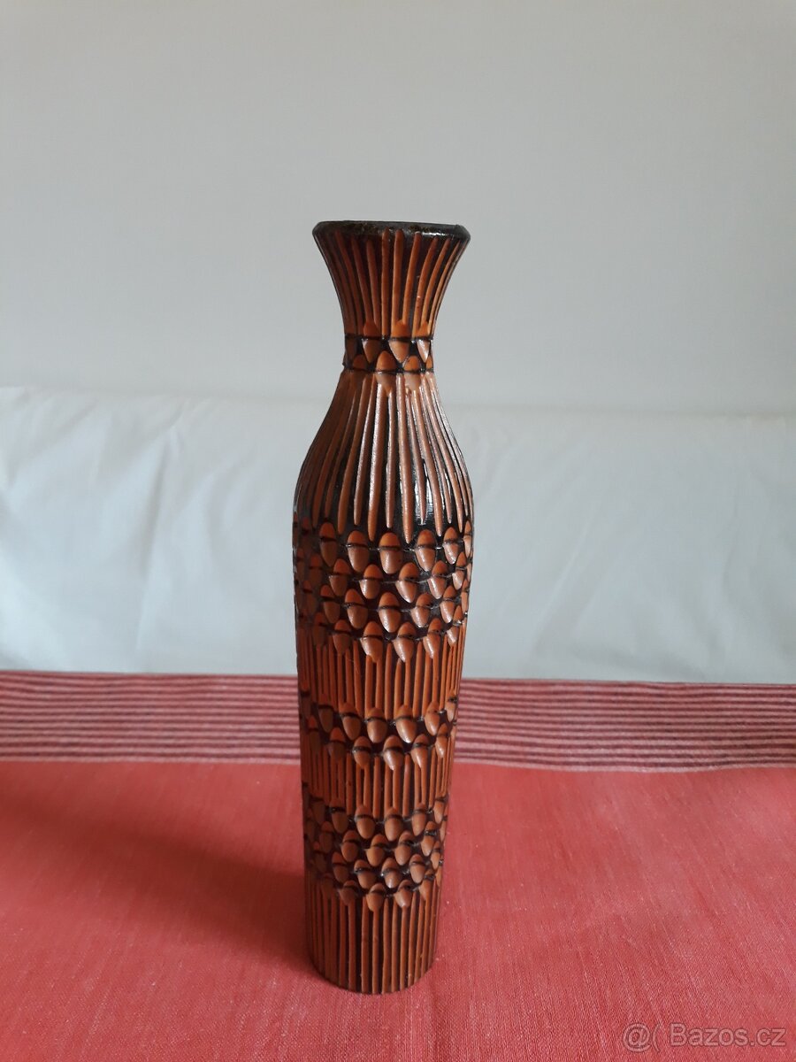 Dřevěné vázy a korbele, keramický džbán s kalichy