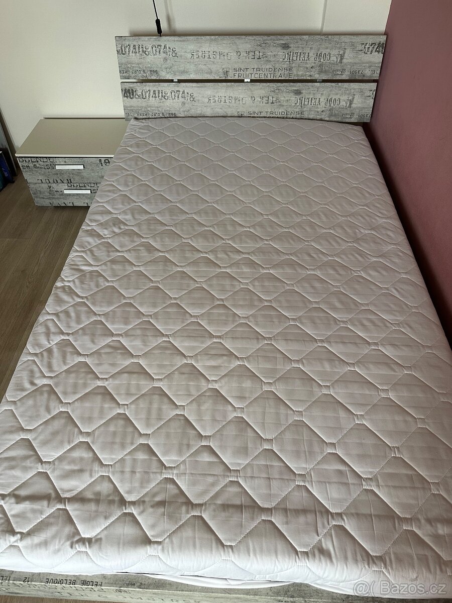 Postel včetně matrace a nočního stolku